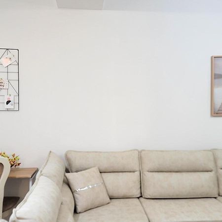 One-Bedroom Gem By The Square Тирана Екстер'єр фото
