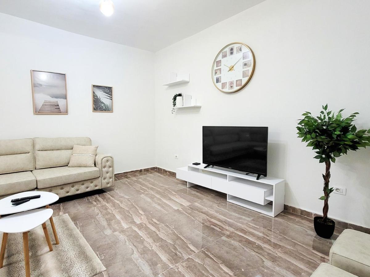 One-Bedroom Gem By The Square Тирана Екстер'єр фото