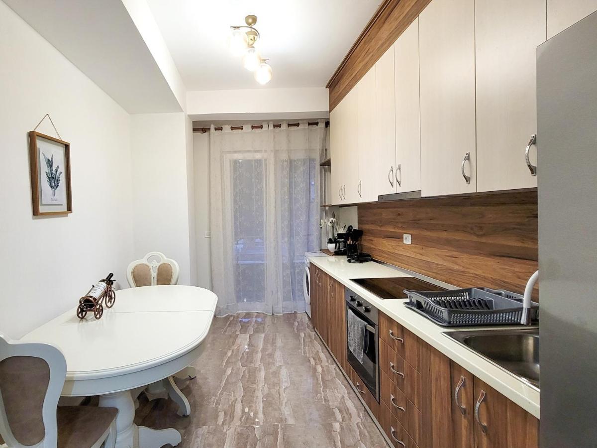 One-Bedroom Gem By The Square Тирана Екстер'єр фото